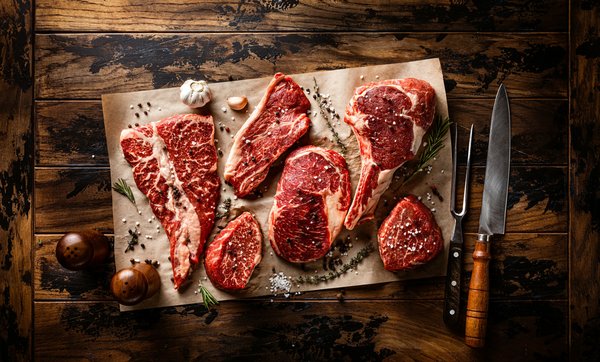 What are the crucial factors in selecting a high-quality meat supplier for a steakhouse?