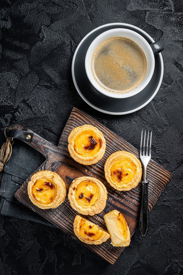 What are the precise ways to use kitchen technology, like smart thermostats, for creating a comfortable cooking environment?